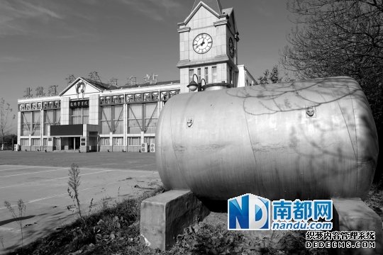 龍騰長客北戴河長途汽車站，因為和馬超群“條件沒談攏”，至今都沒再通自來水。汽車站最開始弄了兩個大罐子儲水。