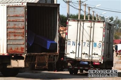 　在“基地”外，停放著幾輛等待拉豆芽的廂式貨車。