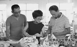 三名自主創(chuàng)業(yè)的大學(xué)生：賈金鳳(中)、馬龍祥(右)、賈連合(左)。