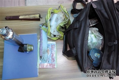趙士軒隨身攜帶的包，里面裝的物品可以保證他隨時跟著劇組去往外地。
