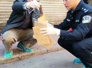 惠州警方擊斃行兇者后在現(xiàn)場取證。網(wǎng)友“西小影”供圖