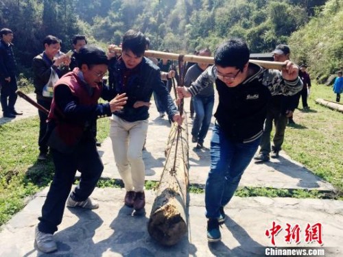 資料圖：游客體驗(yàn)抬盤木艱難前行?！⒅?dāng)z