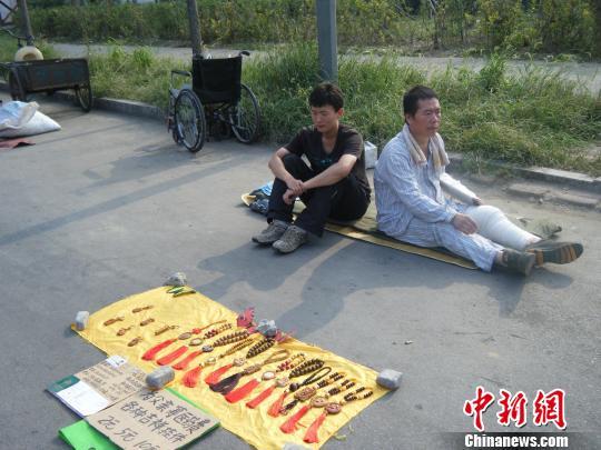大學(xué)生帶病父擺地攤開學(xué)在即面臨兩難抉擇(圖)