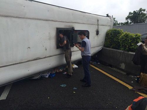 臺灣一陸客團(tuán)游覽車翻車 司機(jī)身亡26人受傷
