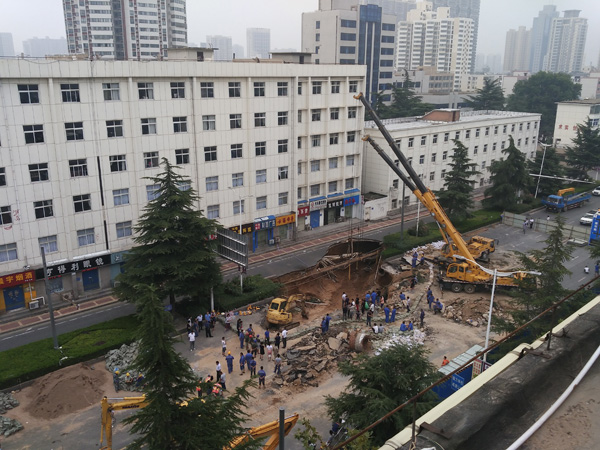 8月2日，坍塌現(xiàn)場正在施工。  本文圖片均來自澎湃新聞?dòng)浾呙鼯o