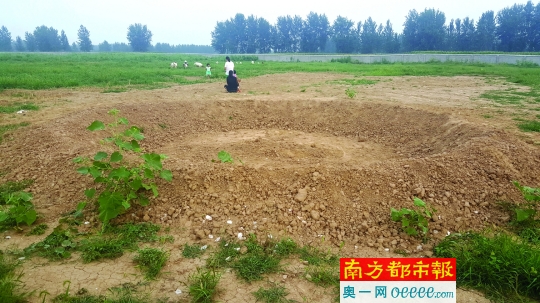 2016年8月4日，“巴鐵”生產(chǎn)研發(fā)基地7月舉行過奠基儀式的地方仍然是個大土坑，周邊荒草叢生。