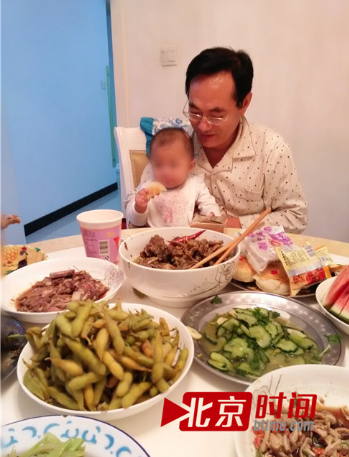 張少軍抱著孫女的照片