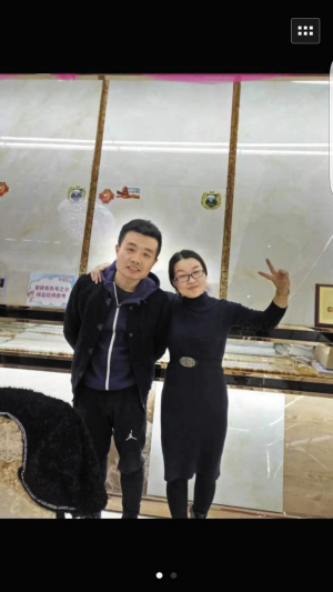 歌手寧杰（左）被市民認出求合影。（樂隊成員供圖）