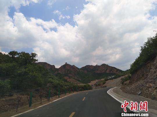 圖為延綿的長城在環(huán)長城公路上隨處可見 王天譯 攝