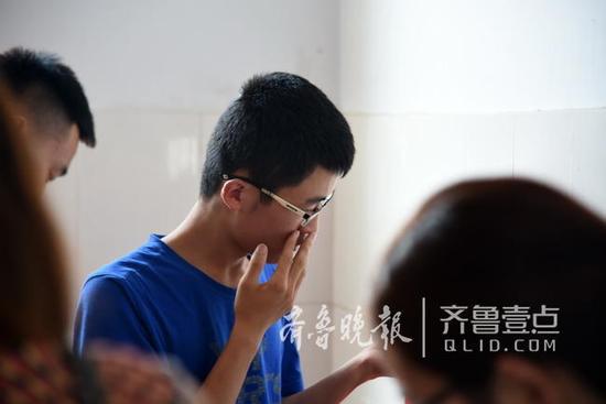 在病房里偷偷抹掉眼淚的張智超。