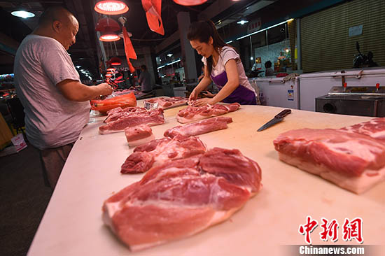資料圖：民眾在菜市場(chǎng)選購豬肉。中新社記者 武俊杰 攝