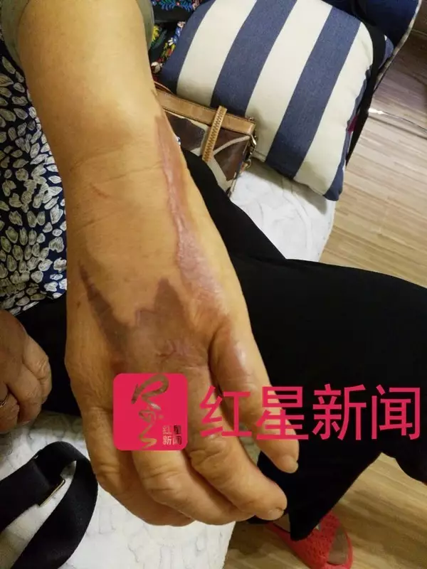 摔壞30萬(wàn)手鐲女游客:我是低保戶 但從沒(méi)想過(guò)逃