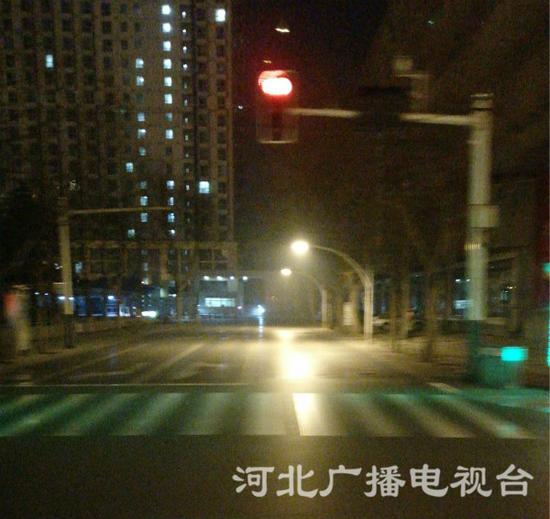 今晨6點(diǎn)，石家莊市裕華路與中華大街附近街景。（張若晨 攝）
