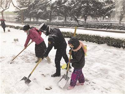 韓軍一家三口在掃雪。 魏劍 攝