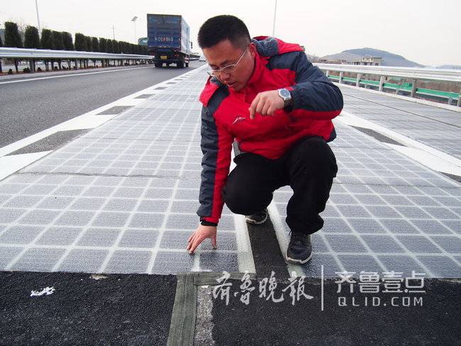 工程人員介紹路面結(jié)構(gòu)和破壞情況。