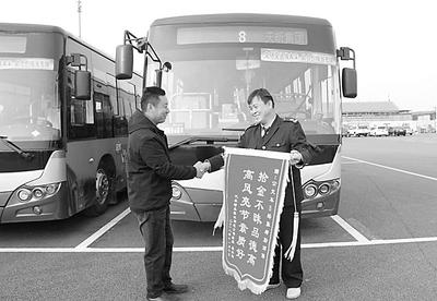 乘客屈先生給滄州公交車長(zhǎng)張緒勤（右一）送來錦旗